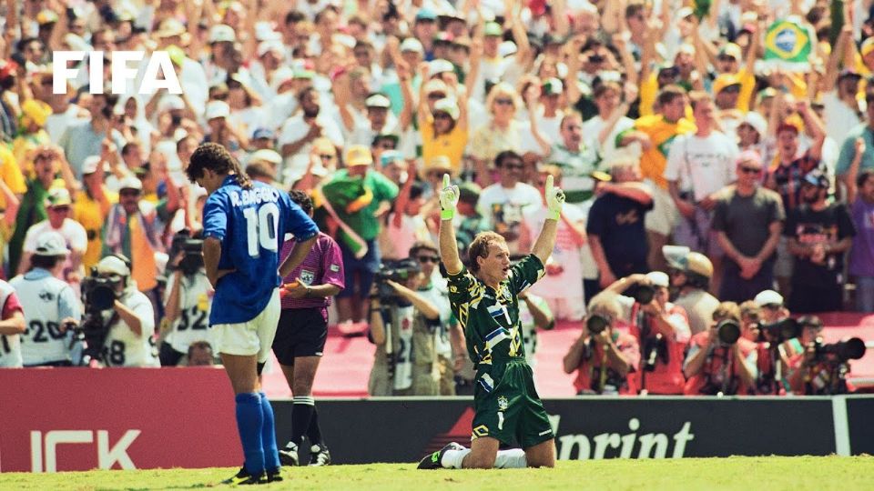 Fotografía del momento en que Roberto Baggio falla el último penal de la final del Mundial 1994, la imagen más desoladora en la historia del futbol