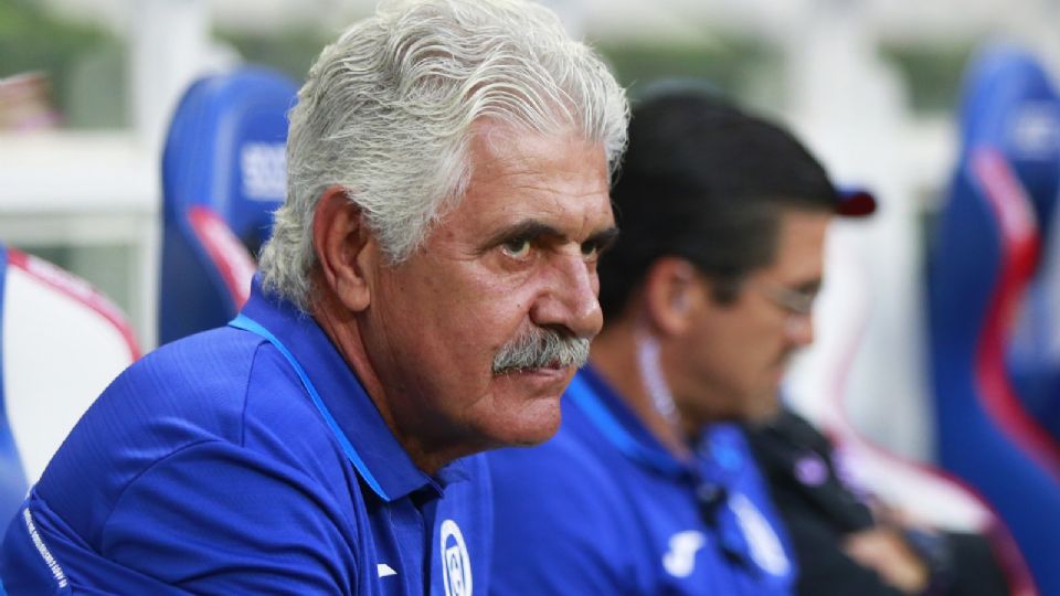 Ricardo 'Tuca' Ferretti, el entrenador de Cruz Azul, se mostró molesto ante los cuestionamientos de un reportero, en la rueda de prensa de este lunes