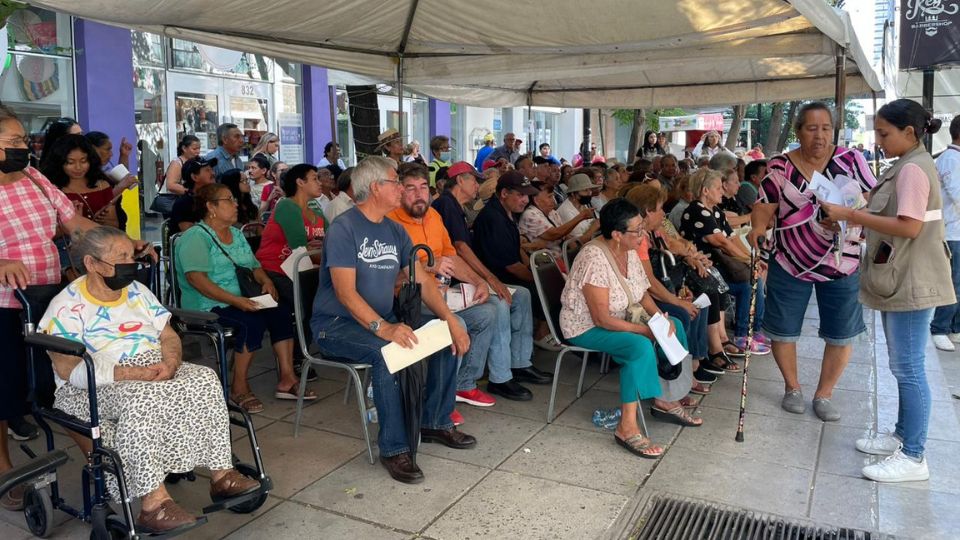 Fila en el Banco del Bienestar.