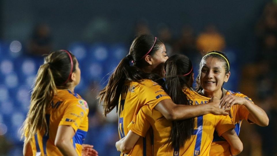 Las jugadoras de Tigres Femenil felicitan a Ovalle por su anotación ante Puebla.