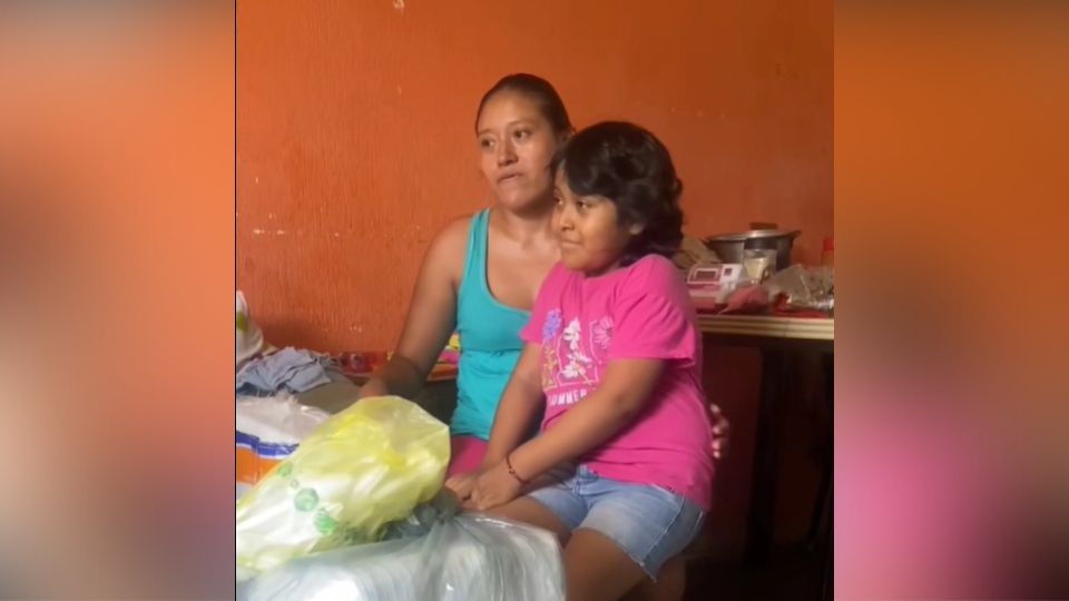 Luisa acompañada de su mamá.