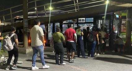 Pasajeros esperan 2 horas el camión en Universidad para trasladarse a El Carmen