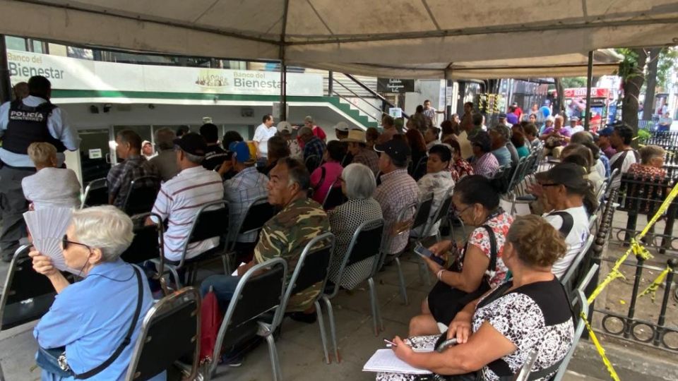 Largas filas en el Banco Bienestar de Monterrey