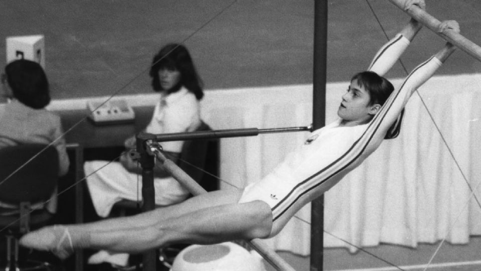 La gimnasta Nadia Comaneci ganó la medalla de oro en los Juegos Olímpicos de Montreal 1976, el 18 de julio, con un 10 perfecto