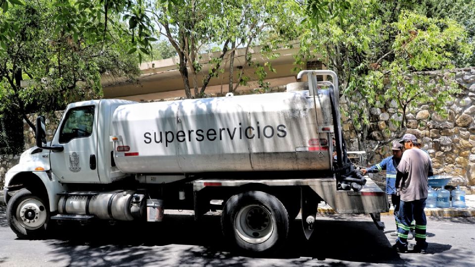 Pipa de agua enviada para abastecer las colonias afectadas.