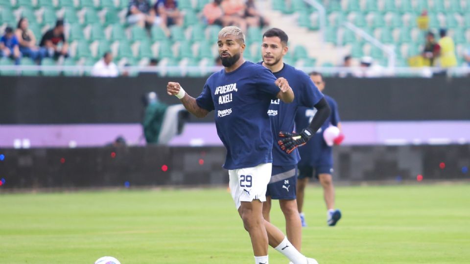 Rodrigo Aguirre en calentamiento previo a partido con Rayados.