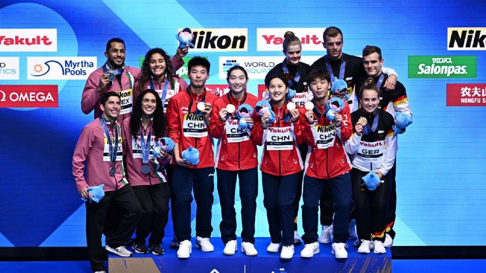 Clavadistas mexicanos con la plata en la prueba de saltos mixtos por equipos en el Mundial de Natación 2023.