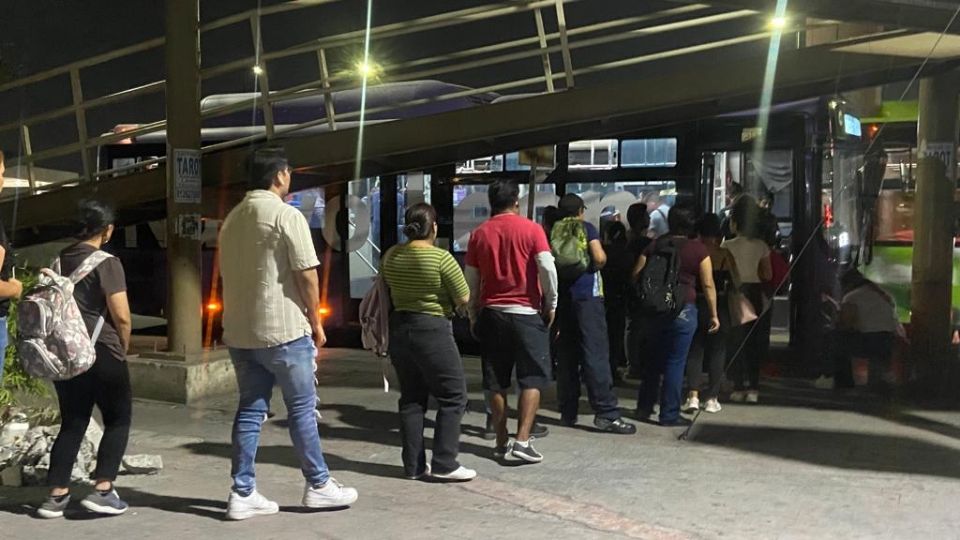 Pasajeros esperando la ruta en Universidad.