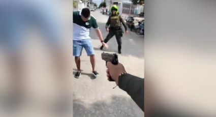 Hombre intenta agredir a policía con piedras y le disparan