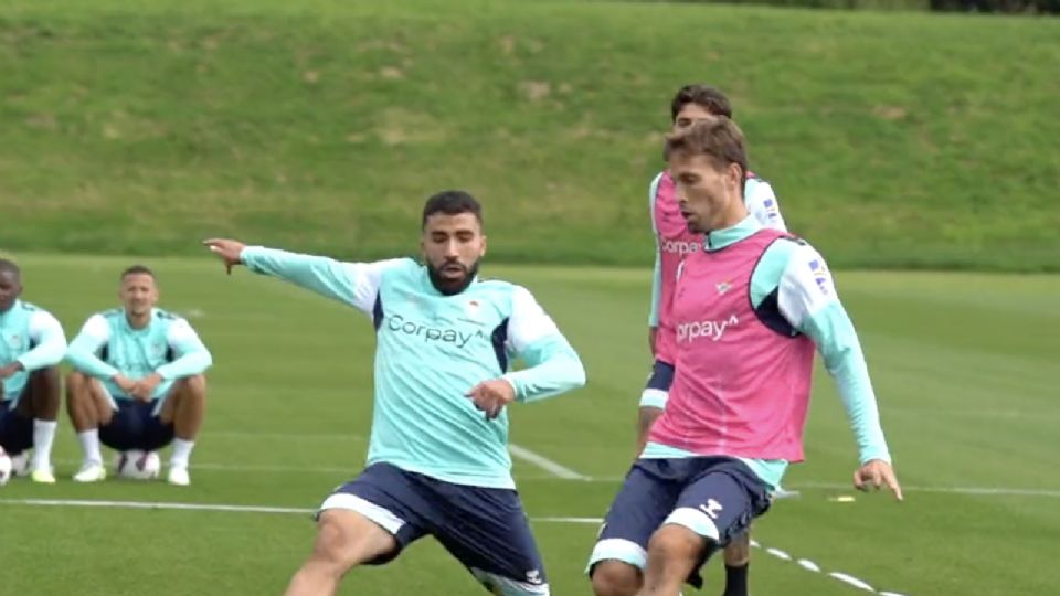 Sergio Canales aparece en repetidas ocasiones en un video publicado por el Real Betis, de sus entrenamientos en Inglaterra previo al partido amistoso de este miércoles