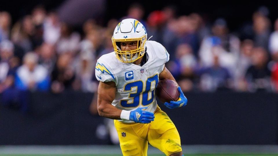 Austin Ekeler, de Los Angeles Chargers se quejó de lo poco valorada que es la posición de corredor en la NFL