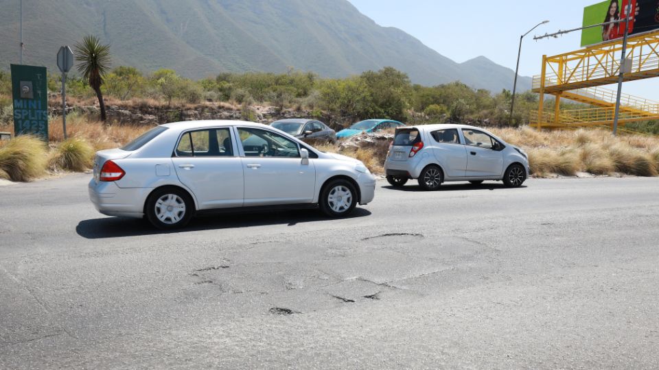 Automovilistas evitan baches en Paseo de los Leones