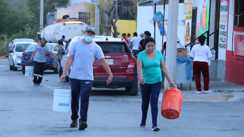 Familias sufren por cortes de agua en Nuevo León