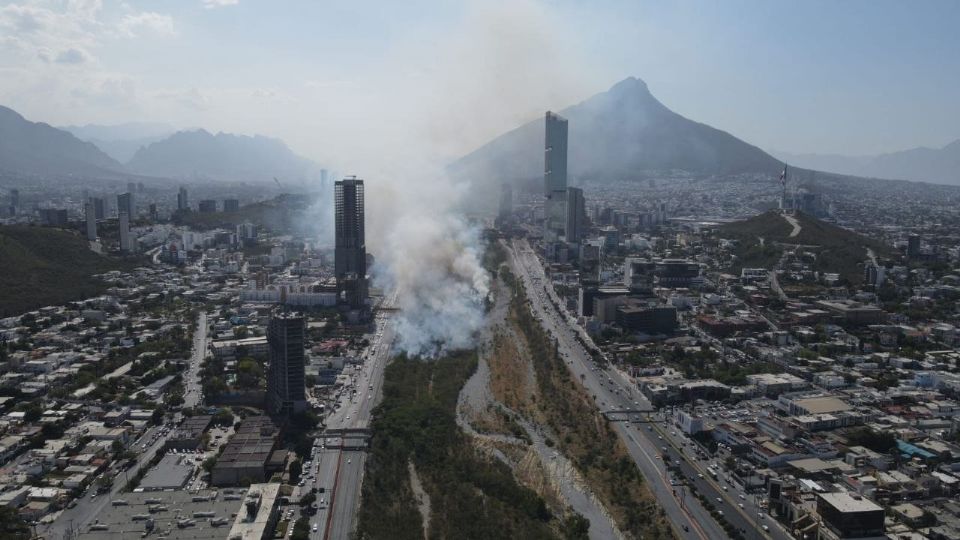 Incendio en río Santa Catarina