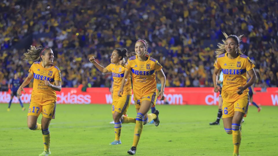 Greta Espinoza en partido con Tigres Femenil.