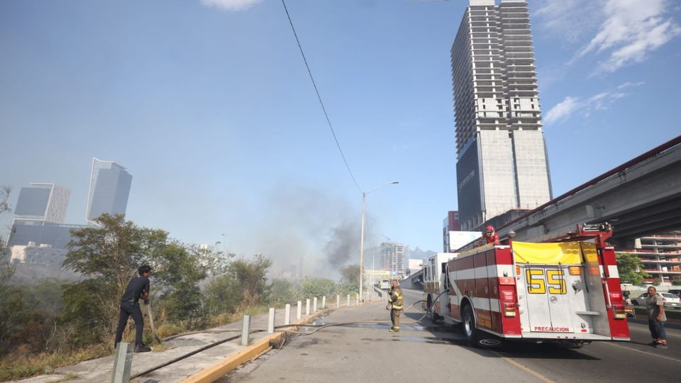 Incendio en el río Santa Catarina.