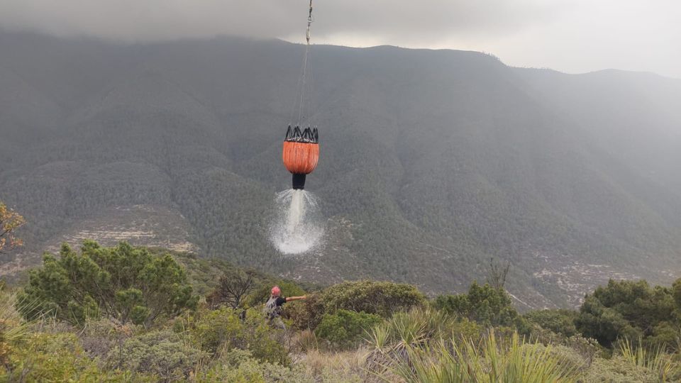 Helicóptero de Protección Civil de Nuevo León en trabajos para sofocar incendio en Santa Catarina.