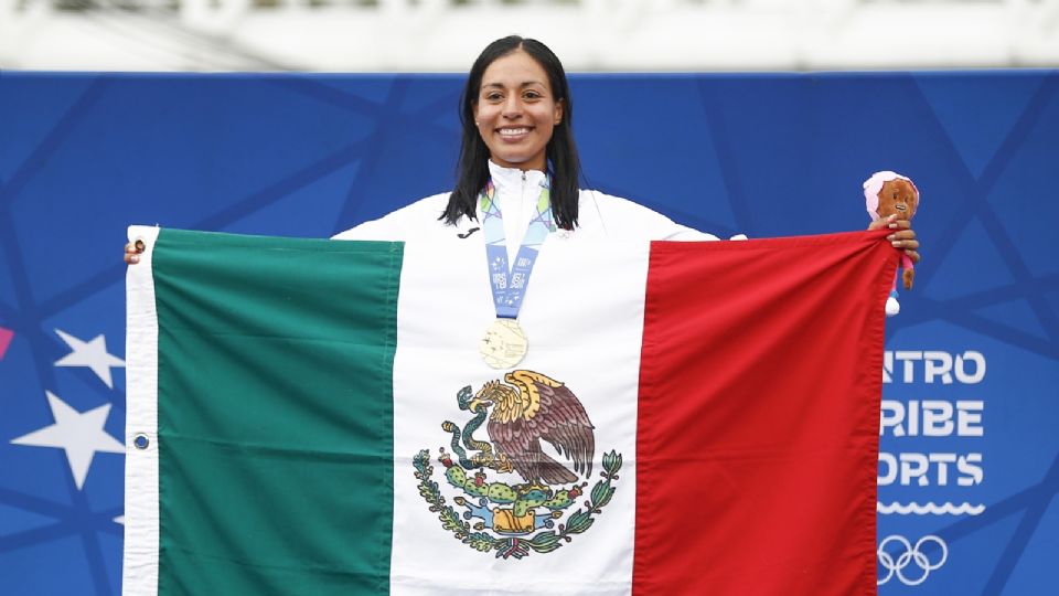 Alejandra Ortega de México posa con la medalla de oro, en el podio de marcha 20Km femenina durante los Juegos Centroamericanos y del Caribe en San Salvador