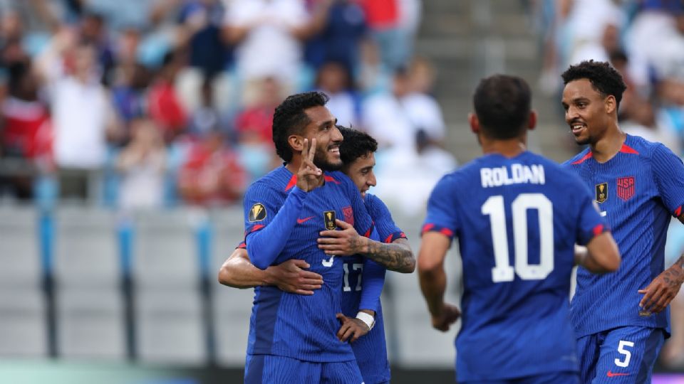 El colombiano-estadounidense, Jesús Ferreira, festeja junto a sus compañeros una de sus tres anotaciones