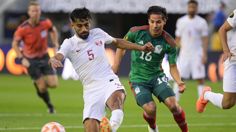 Diego Lainez en disputa del balón durante el partido entre México y Qatar en la Copa Oro