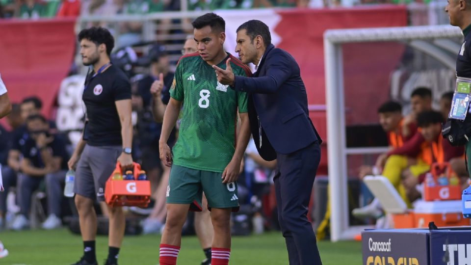 Jaime Lozano dando indicaciones a Carlos Rodríguez durante el partido entre México y Qatar