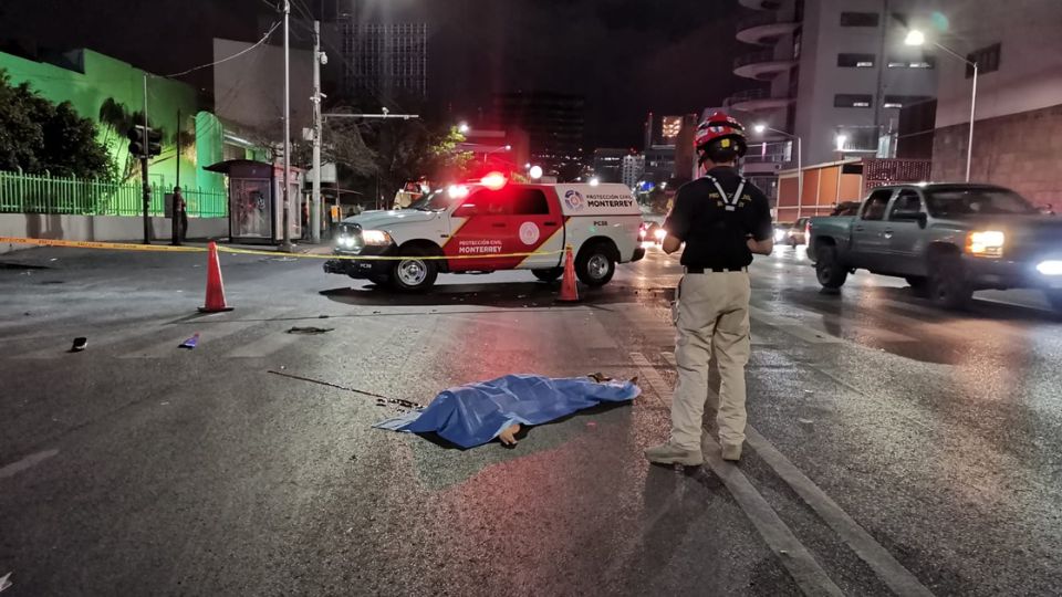 Elemento de Protección Civil de Monterrey en atención a este accidente.