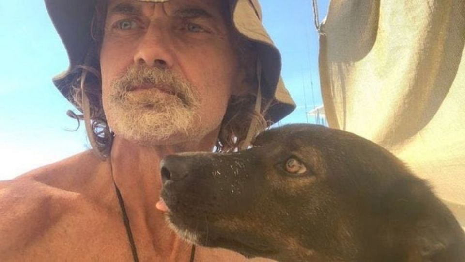 Tim Shaddock y su perrita Bella en el mar