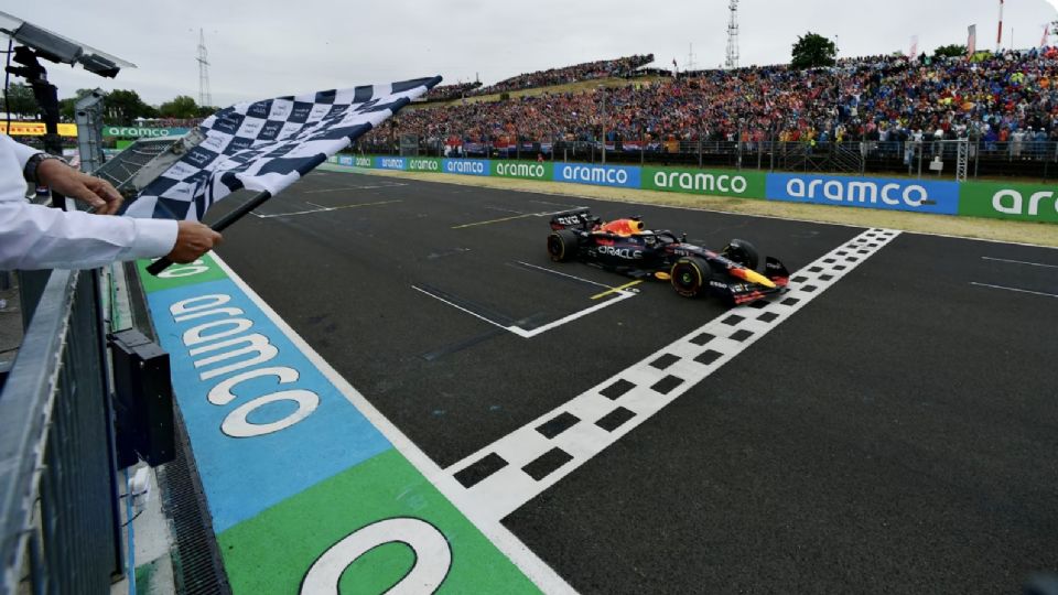 El monoplaza Red Bull de Max Verstappen cruzando la línea de meta en el Gran Premio de Hungría de 2022; este año tiene la posibilidad de igualar el récord de triunfos consecutivos en una temporada