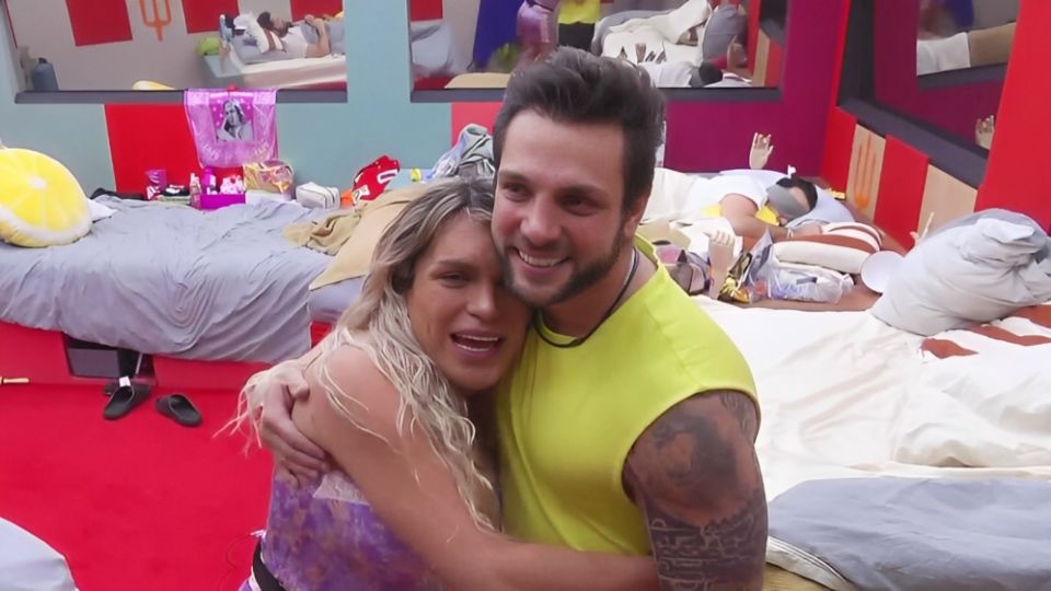 Wendy y Nicola abrazados mientras son captados por la cámara de la Casa de los Famosos