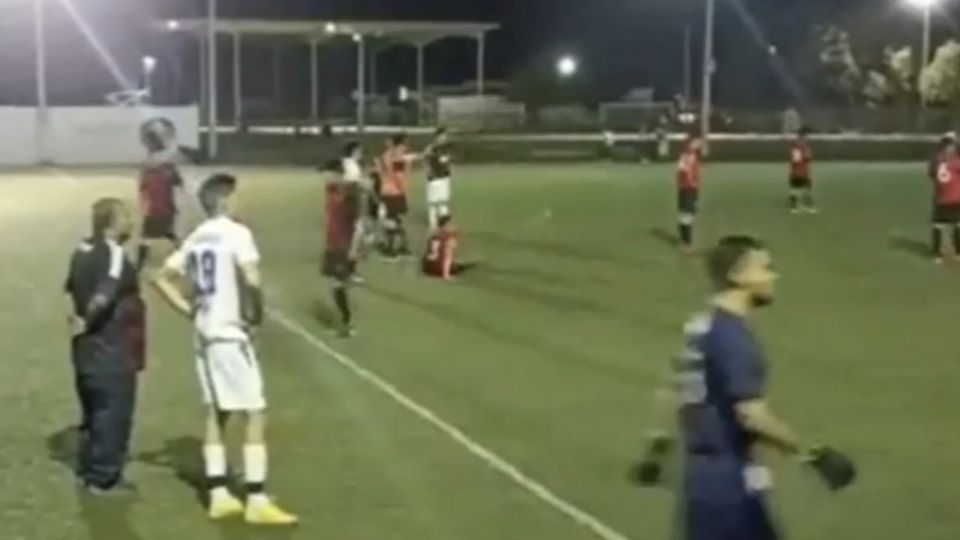 El entrenador de un equipo amateur fue asesinado a balazos en medio de un partido; las detonaciones se escucharon en una transmisión en vivo a través de redes sociales