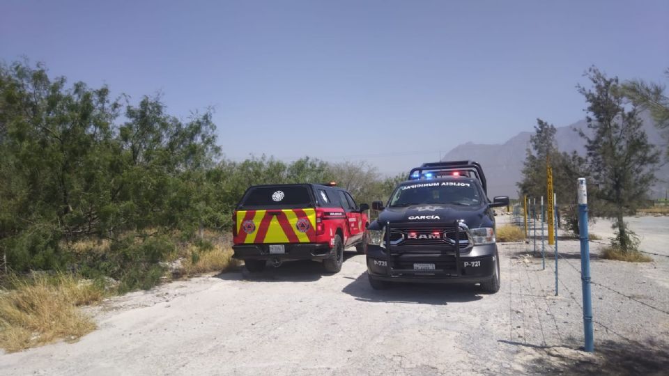 Policía Municipal y Protección Civil de García en el lugar donde se descubrió el cuerpo