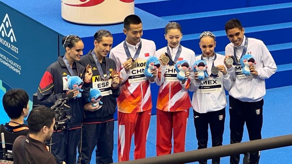 Diego Villalobos e Itzamary González en el podio tras ganar la medalla de plata en natación artística durante el Mundial de Natación.