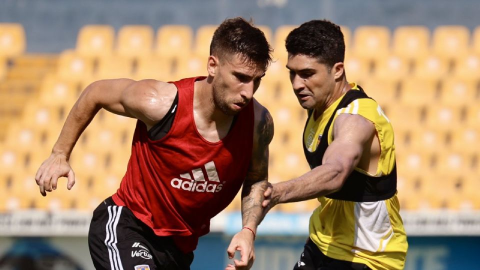 Fernando Gorriarán y Nicolás Ibáñez en el entrenamiento de Tigres este sábado en el Estadio Universitario