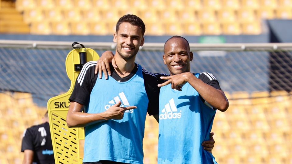 Diego Reyes junto a Luis Quiñones durante un entrenamiento de Tigres de cara a la Leagues Cup