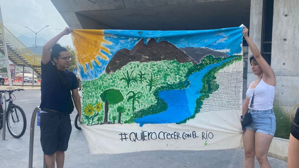 Jóvenes protestan para evitar el desmonte en el río Santa Catarina.