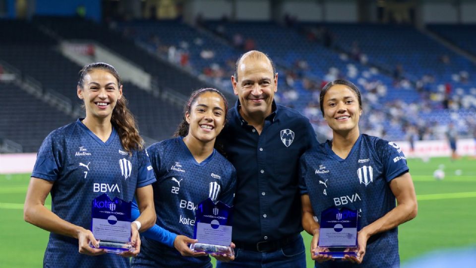 El equipo de Monterrey reconoció a Rebeca Bernal, Diana García y Christina Burkenroad por su participación en los Juegos Centroamericanos en donde consiguieron la medalla de oro con la Selección Mexicana.