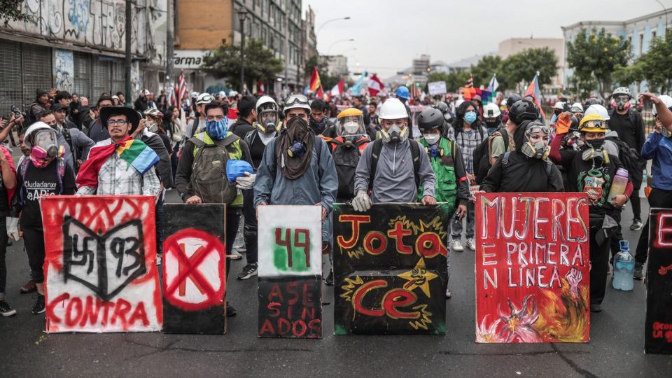 Manifestantes con escudos artesanales participan en la protesta de Lima, Perú.