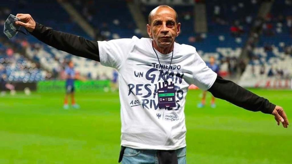 El tercer máximo goleador de Rayados y  anotador histórico del Clásico Regio, Mario de Souza Mota Bahía, en la cancha del Estadio BBVA