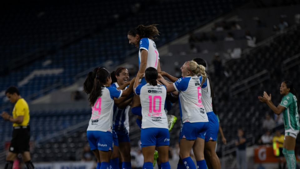 Las jugadoras de Rayadas celebran una de las anotaciones de Christina Burkenroad ante León