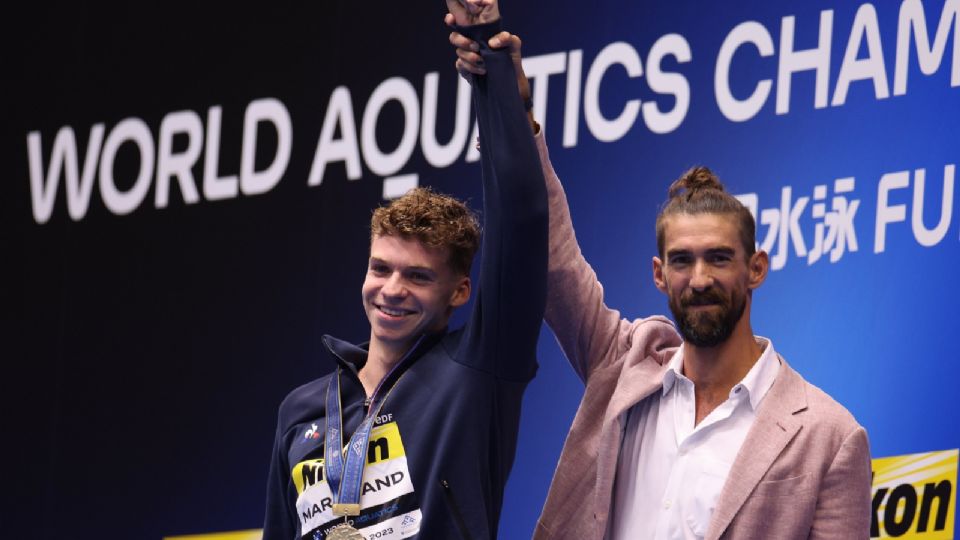 Leon Marchand recibió la medalla de oro de las manos de Michel Phelps tras romper su récord en los 400 metros combinados.