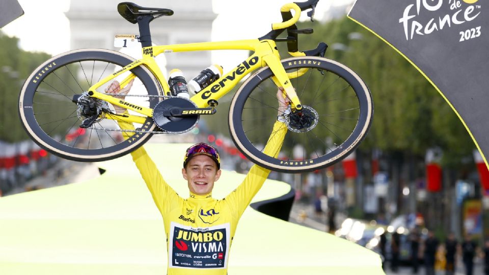 El ciclista danés Jonas Vingegaard conquistó por segundo año consecutivo el Tour de Francia, superando a Tadej Pogacar y a Adam Yates, quienes finalizaron segundo y tercero respectivamente.