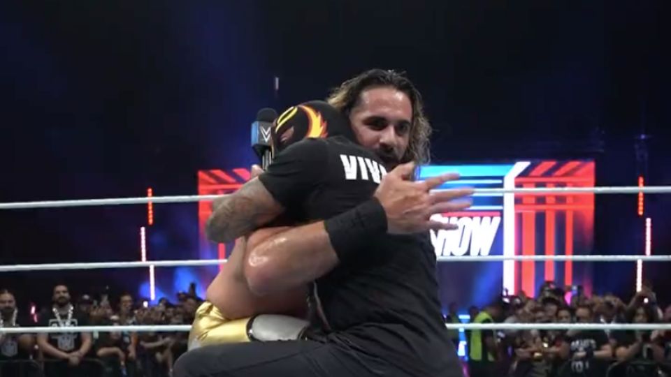 Rey Mysterio y Seth Rollins se abrazan en el ring tras la lucha del segundo