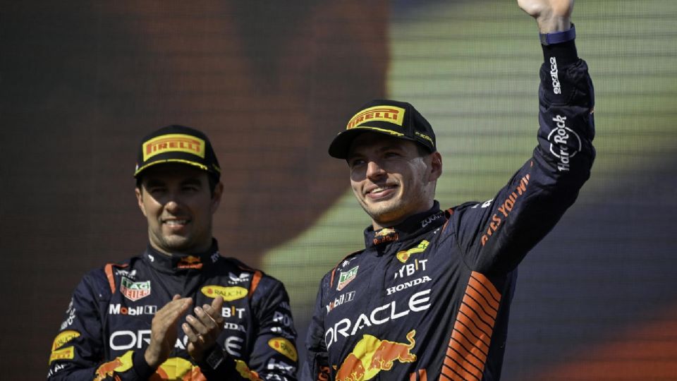 Los pilotos de Red Bull Racing, Sergio 'Checo' Pérez y Max Verstappen, en el podio tras una carrera de la temporada 2023