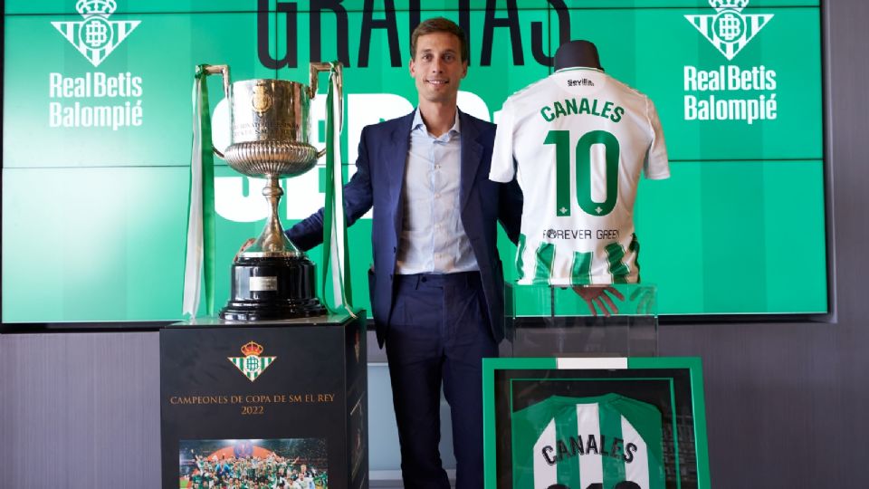 Sergio Canales se despidió del Real Betis en una ceremonia de homenaje, donde se le entregó un cuadro conmemorativo y posó con su jersey y la Copa del Rey que ganó con el club