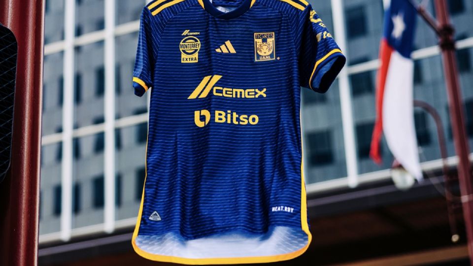 Tigres presentó su nuevo jersey de visitante, en azul obscuro, con delgadas líneas horizontales y vivos en color amarillo.