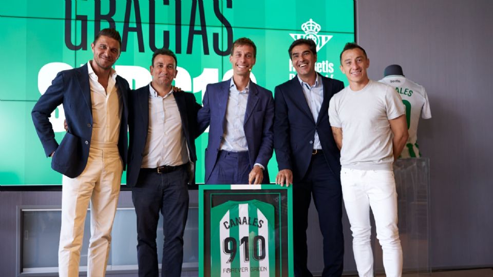 El mediocampista Andrés Guardado estuvo presente como capitán en la despedida de Sergio Canales del Real Betis