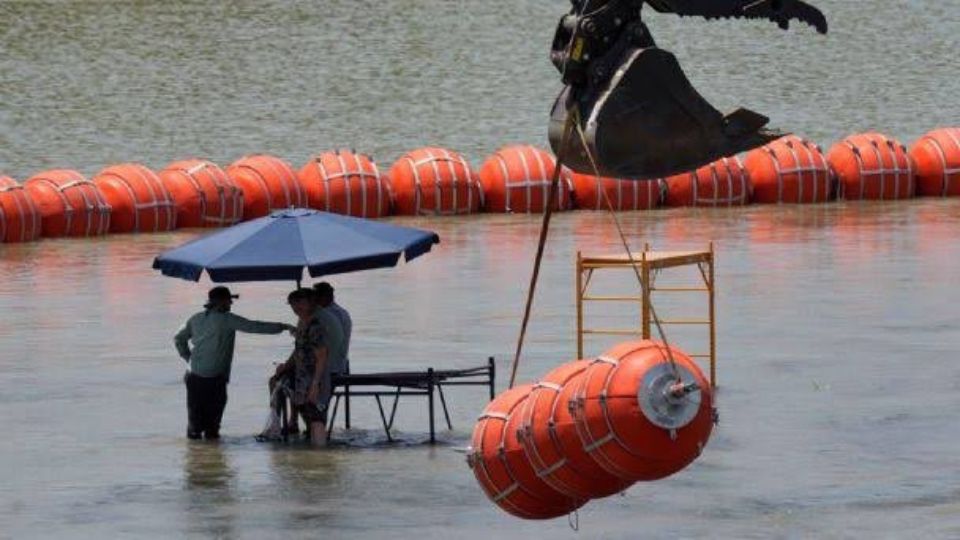 Colocación de boyas en el río Bravo.