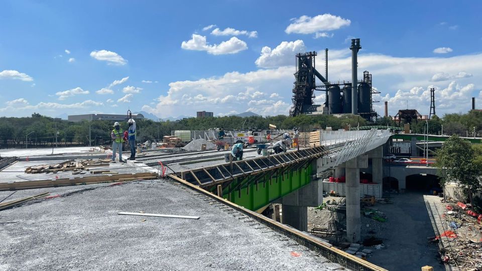 Construcción del Puente Verde en Monterrey.