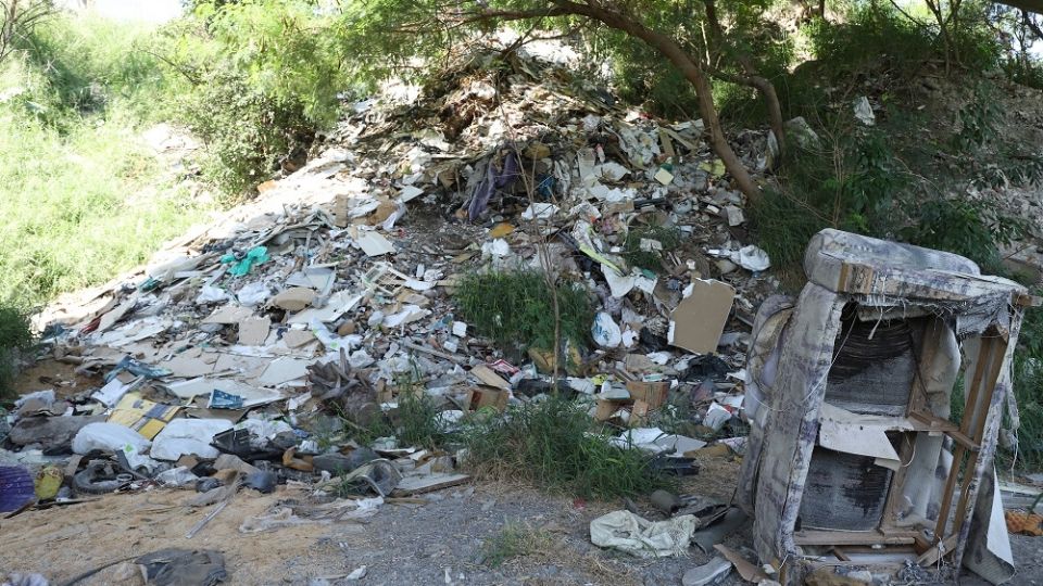 En el río Santa Catarina hay montes de basura