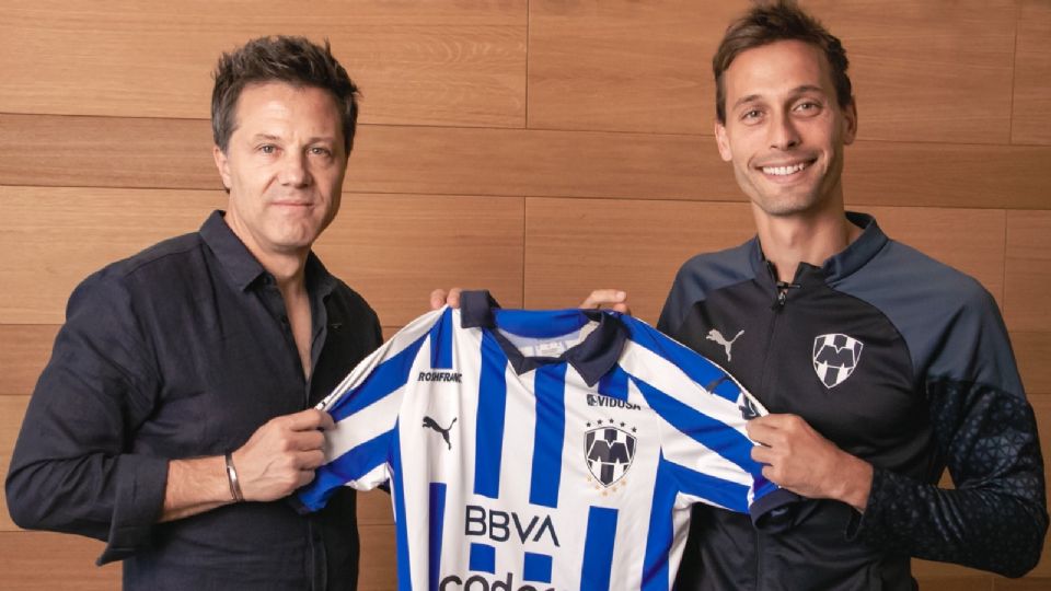 Sergio Canales, el primer refuerzo de Rayados para la temporada 2023/2024, con el jersey del club en compañía del presidente José Antonio Noriega